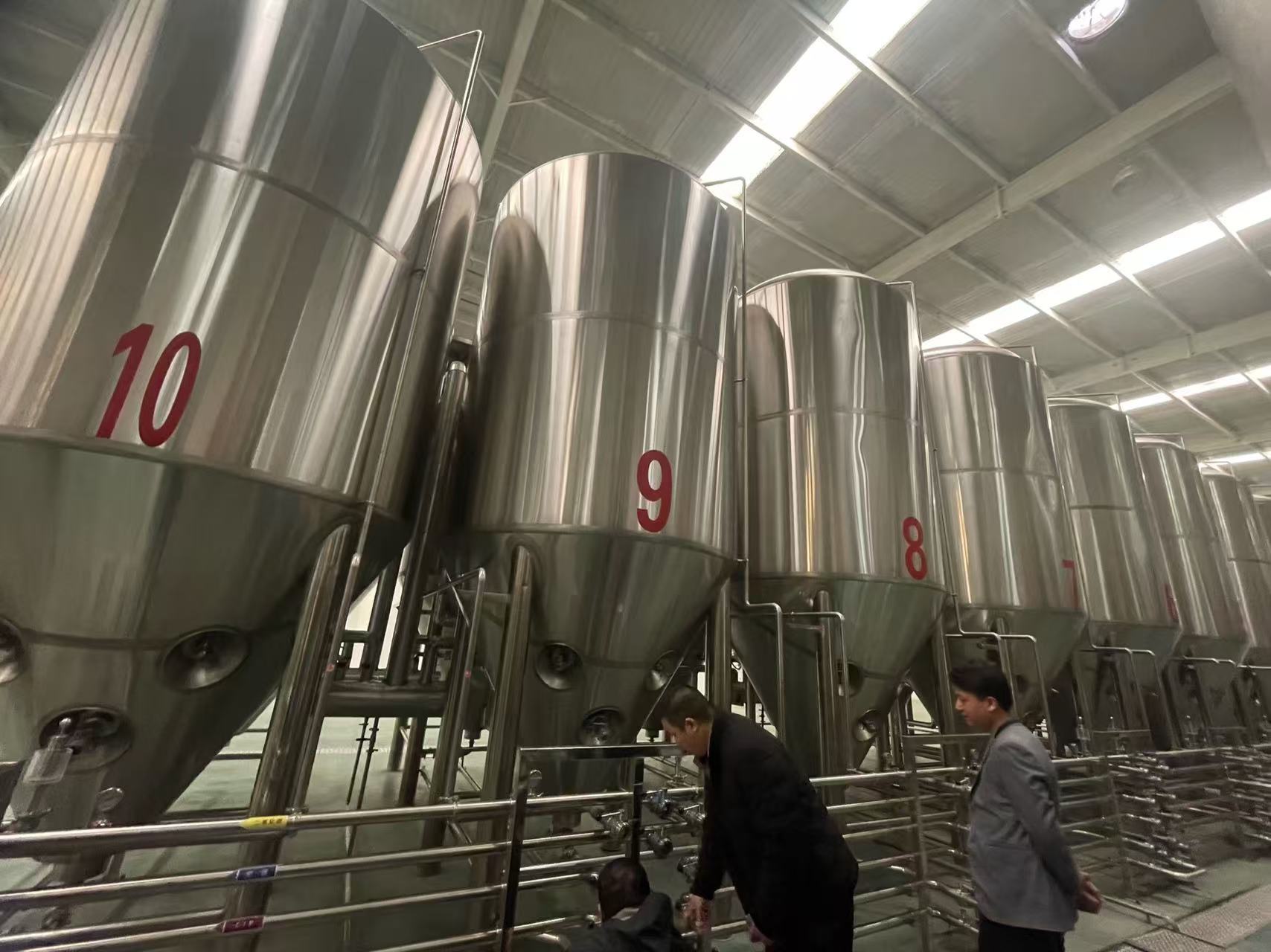 济南精酿啤酒设备厂—平面布置、设备设计、制造、调试、培训等一条龙服务
